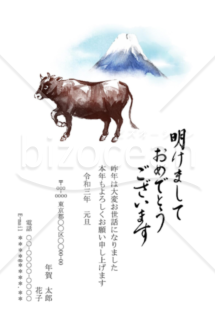 ウシと富士山が印象的な、ベーシックな和の年賀状